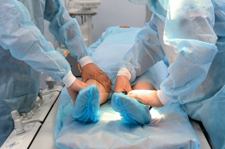 Doctor examinando a un paciente con una pierna rota. Foto de alta calidad