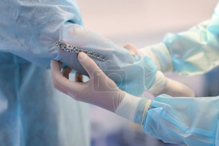 Ärzte entscheiden sich für orthopädische Schrauben und Bolzen für Operationen. Nahaufnahme.Hochwertiges Foto