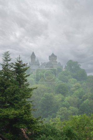Braunfels, Deutschland - 17.05.2024. Blick auf die Burg in Braunfels im Nebel. Hochwertiges Foto