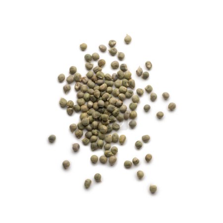 Téléchargez les photos : Tas de graines d'okro ou d'okra, abelmoschus esculentus, également appelées doigts de dame ou ochro, graines de légumes isolées sur fond blanc - en image libre de droit
