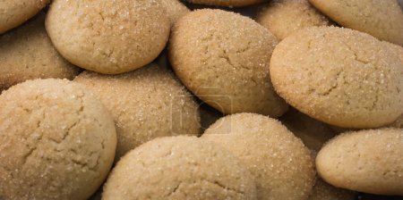 Foto de Galletas de azúcar, consisten en mantequilla, harina y azúcar, vista lateral de cerca del fondo de galletas dulces horneadas - Imagen libre de derechos