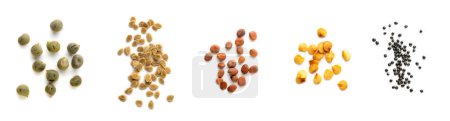 Téléchargez les photos : Variété de graines de légumes, de gauche à droite : gombo ou doigts de dame, tomate, radis blanc, chili et graines d'asclépiade, isolées sur fond blanc, collection - en image libre de droit