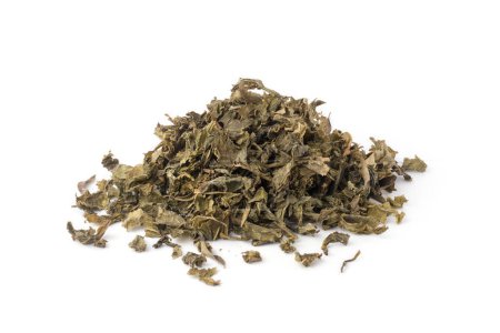 pile de feuilles de thé vert séchées utilisées ou brassées, à utiliser comme engrais organique naturel, augmenter les niveaux de nutriments et d'améliorer la qualité du sol, isolé sur blanc