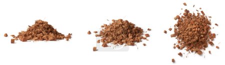 Haufen Kokosnussschalen-Chips, beliebtes Produkt aus der äußeren Hülle von Kokosnüssen, nachhaltige und umweltfreundliche Alternative zu Topfmischungen und Mulchen, isoliert auf weiß