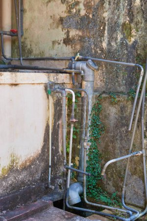chaotisch ungeordnete PVC-Wasserleitung Installation und Entwässerungssystem, unprofessionelle oder unsachgemäße Sanitär führen zu Problemen, schlecht installierte Rohre, mit Kopierraum genommen