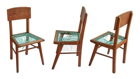Set alter und beschädigter traditioneller handgewebter Holzstuhl in verschiedenen Winkeln, Sammlung gebrauchter Möbel isoliert auf weißem Hintergrund