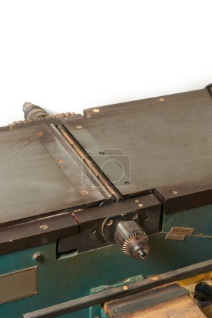primer plano de la máquina cepilladora antigua y usada en taller de carpintería, carpintería o carpintería concepto de industria, fondo blanco para texto