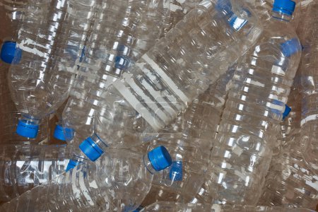 Nahaufnahme gebrauchter, weggeworfener Plastikwasserflaschen, alter, unerwünschter, transparenter Behälter, die für Recycling, Plastikmüll und Umweltschutzkonzept gesammelt werden, aufgenommen im Vollformat