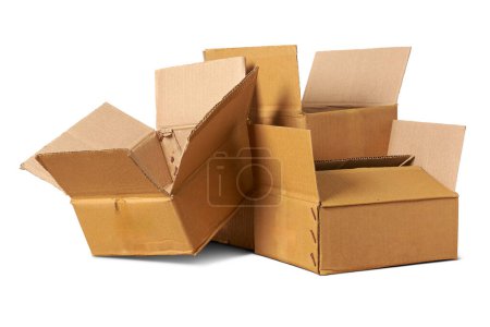Foto de Cajas de cartón corrugado en blanco utilizadas en el embalaje para el envío, el almacenamiento y la protección, respetuoso del medio ambiente reciclable, biodegradable elección sostenible, maqueta de plantilla aislada sobre fondo blanco - Imagen libre de derechos