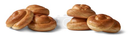 petits pains sucrés fraîchement cuits ou petits pains, petit déjeuner doux brun doré ou goûter isolé fond blanc, vue de différents angles