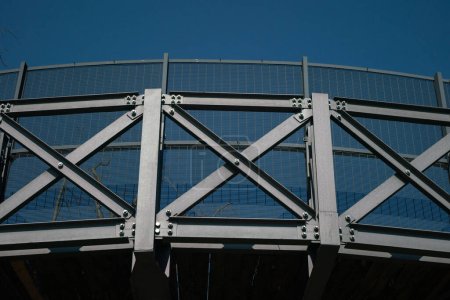 Fußgängerbrücke über eine Militärbrücke, die als Steg oder Baileybrücke bezeichnet wird und in eine "zivile" Brücke umgewandelt wird. Architektonische Details mit Elementen, die aus Balken, Schrauben und Pfosten bestehen. Turin, Italien