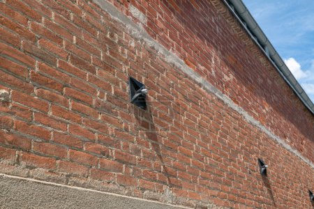 varilla de amarre en la pared de un edificio de ladrillo, detalle de construcción de las llaves que soportan las barras de amarre internas, las placas de anclaje en forma son útiles para la prevención sísmica y la estructura.