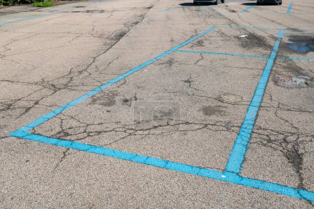 Paid parking lots are indicated with blue lines. neighborhoods with parking on the blue lines is regulated by the municipality, the road signs indicating paid parking as per the highway code.
