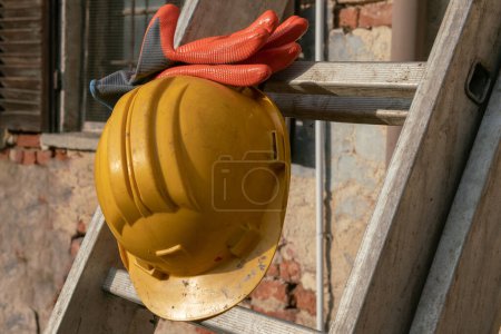 work on construction sites, individual protection of helmet, hammer and gloves symbol of work, carpenters and shipyard workers. PPE, personal protective equipment, protects against accidents and common injuries! carpenter workers symbols.