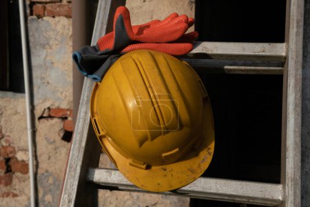 Arbeit auf Baustellen, individueller Schutz von Helm, Hammer und Handschuhen als Symbol der Arbeit, Zimmerleute und Werftarbeiter. PSA, persönliche Schutzausrüstung, schützt vor Unfällen und häufigen Verletzungen! Tischlersymbole.