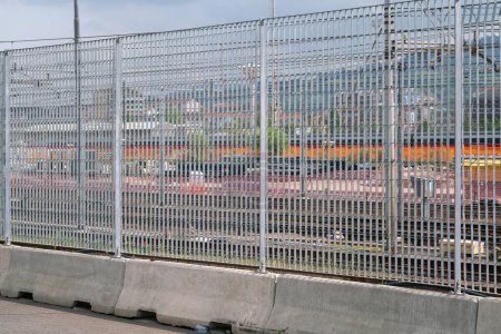 bordures, la clôture avec grille métallique en acier. Détail de la grille est faite avec une structure résistante et solide qui augmente la sécurité des locaux.