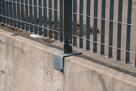 Foto de Bordes, la cerca con rejilla de metal de acero. Detalle de la rejilla se hace con una estructura resistente y sólida que aumenta la seguridad de las instalaciones. malla de acero inoxidable electrosoldada rígida - Imagen libre de derechos