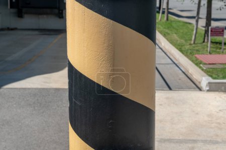 removable anti-breakout pole for windows or to restrict passage to authorized vehicles only. high visibility colors to signal presence.