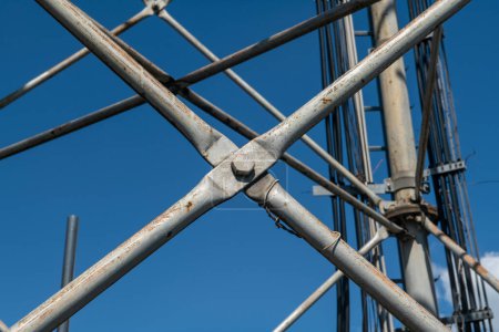 Detalles de pilón de acero, estructura reticular de una antena repetidora para bandas de radio, teléfono y comunicaciones. Barras y tuercas de acero inoxidable.