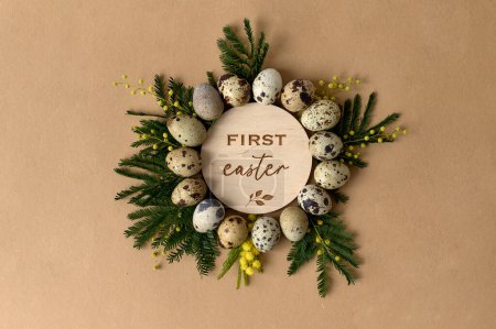 Téléchargez les photos : Couronne de Pâques d "œufs de caille sur fond beige - en image libre de droit