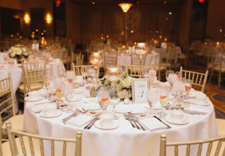 Foto de Mesa de boda con flores blancas y azules - Imagen libre de derechos