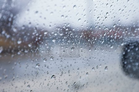 Téléchargez les photos : Gouttes de pluie sur fenêtre en verre, temps pluvieux - en image libre de droit