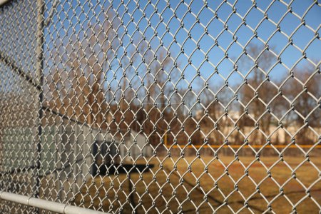Foto de Un primer plano de una cerca de metal oxidado - Imagen libre de derechos