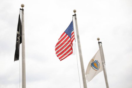 Téléchargez les photos : Drapeau américain symbolisant les valeurs américaines de liberté, de démocratie et de patriotisme. Le rouge symbolise la bravoure et la bravoure, le blanc représente la pureté, l'innocence, et le bleu signifie vigilance, persévérance, justice - en image libre de droit