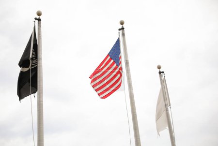 Téléchargez les photos : Drapeau américain symbolisant les valeurs américaines de liberté, de démocratie et de patriotisme. Le rouge symbolise la bravoure et la bravoure, le blanc représente la pureté, l'innocence, et le bleu signifie vigilance, persévérance, justice - en image libre de droit
