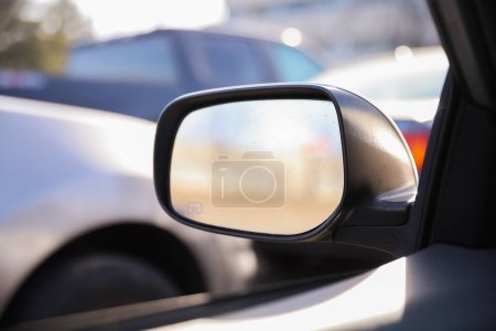 Téléchargez les photos : Miroir de voiture dans une photo de stock symbolise la réflexion, la perspective et la conscience. Il représente l'importance de regarder en arrière, d'être attentif à l'environnement et de tirer des enseignements des expériences passées. - en image libre de droit