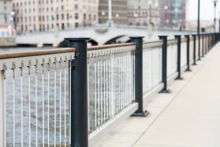 clôture métallique symbolise la protection, la sécurité et le confinement. Il peut représenter des barrières physiques, la sécurité, la vie privée ou l'inégalité.