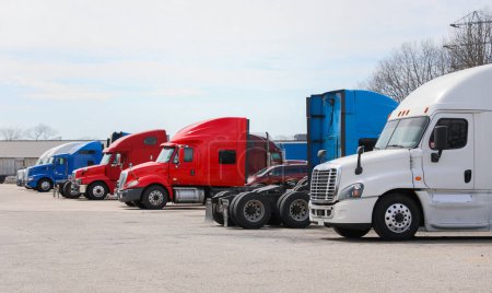 Téléchargez les photos : Camions et camionnage comme symboles du commerce, de l'industrie et de la mobilité. Ils transportent des marchandises sur de grandes distances, alimentent l'économie et relient les communautés. - en image libre de droit