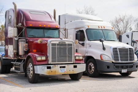 Téléchargez les photos : Camions et camionnage comme symboles du commerce, de l'industrie et de la mobilité. Ils transportent des marchandises sur de grandes distances, alimentent l'économie et relient les communautés. - en image libre de droit