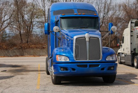 Foto de Camiones y camiones como símbolos del comercio, la industria y la movilidad. Transportan mercancías a través de grandes distancias, alimentando la economía y conectando a las comunidades. - Imagen libre de derechos