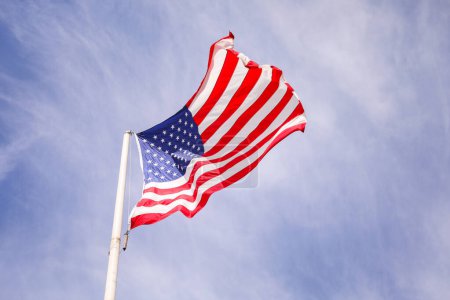 Téléchargez les photos : Le drapeau américain symbolise le patriotisme américain, la liberté et l'unité un rappel de notre histoire, de nos sacrifices et de nos valeurs communes. Il représente la démocratie, la liberté et la justice pour tous. - en image libre de droit