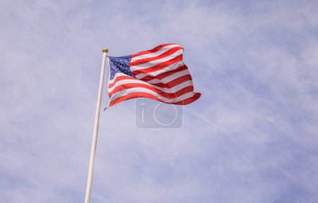 Téléchargez les photos : Le drapeau américain symbolise le patriotisme américain, la liberté et l'unité un rappel de notre histoire, de nos sacrifices et de nos valeurs communes. Il représente la démocratie, la liberté et la justice pour tous. - en image libre de droit