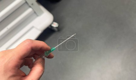 Krankenhaus-Einstellung mit einer Nahaufnahme einer Nadel und einer Spritze, die für Drogen verwendet werden, um die Opioid-Krise und -Abhängigkeit hervorzuheben.