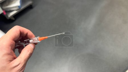 Foto de Entorno hospitalario con un primer plano de una aguja y una jeringa utilizadas para las drogas, destacando la crisis de los opioides y la adicción. - Imagen libre de derechos