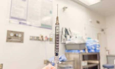 Foto de Entorno hospitalario con un primer plano de una aguja y una jeringa utilizadas para las drogas, destacando la crisis de los opioides y la adicción. - Imagen libre de derechos