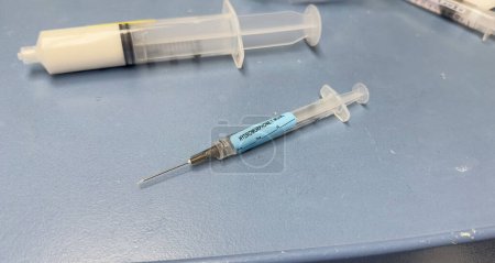 Téléchargez les photos : Cadre hospitalier avec un gros plan d'une aiguille et d'une seringue utilisées pour la drogue, mettant en évidence la crise des opioïdes et la toxicomanie. - en image libre de droit