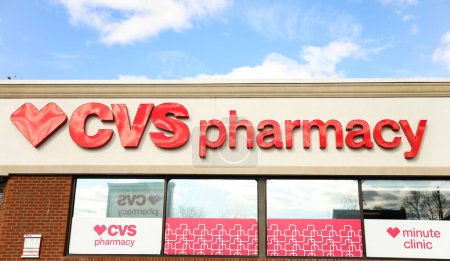 Foto de Providence, Rhode Island, EE. UU., 18 de abril de 2023. CVS Pharmacy sign es un logotipo rojo, blanco y azul con un mortero y mortero estilizado, que simboliza la confianza, la fiabilidad y la accesibilidad en la atención médica. - Imagen libre de derechos