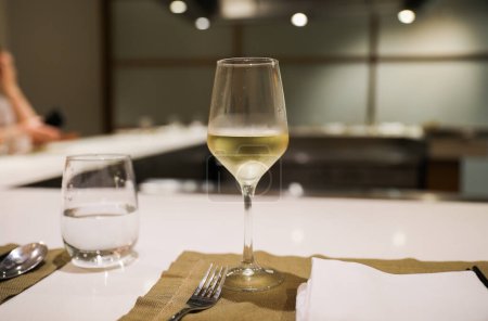 Foto de Refinamiento y la indulgencia, una copa de vino de lujo en un restaurante representa una celebración del gusto, la cultura y la socialización. Evoca sentimientos de lujo, placer y convivencia - Imagen libre de derechos