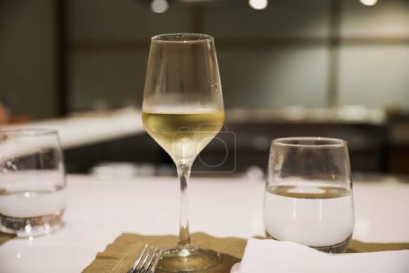 Foto de Refinamiento y la indulgencia, una copa de vino de lujo en un restaurante representa una celebración del gusto, la cultura y la socialización. Evoca sentimientos de lujo, placer y convivencia - Imagen libre de derechos