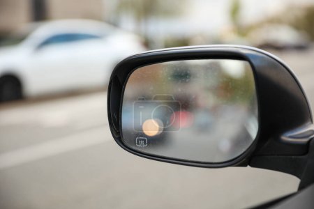 Téléchargez les photos : Réfléchir sur le voyage de la vie avec le miroir de voiture. Un puissant symbole d'autoréflexion, de conscience et de capacité à regarder en arrière et à aller de l'avant - en image libre de droit