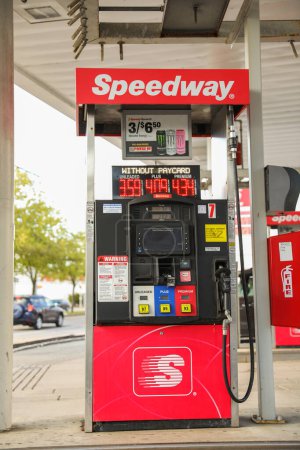 Téléchargez les photos : Providence, Rhode Island, États-Unis, 7 mai 2023 : les prix du gaz à la station-service symbolisent l'inflation et le problème économique de l'augmentation des coûts des biens et services - en image libre de droit