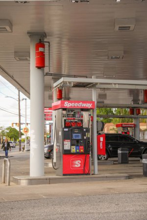 Téléchargez les photos : Providence, Rhode Island, États-Unis, 7 mai 2023 : les prix du gaz à la station-service symbolisent l'inflation et le problème économique de l'augmentation des coûts des biens et services - en image libre de droit