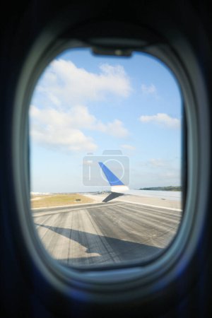Téléchargez les photos : Vue fenêtre avion symbolise la merveille et l'excitation du voyage, l'immensité et la beauté du monde, et le frisson d'explorer de nouveaux endroits et perspectives. Il inspire un sens de l'aventure - en image libre de droit