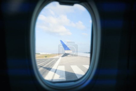 Téléchargez les photos : Vue fenêtre avion symbolise la merveille et l'excitation du voyage, l'immensité et la beauté du monde, et le frisson d'explorer de nouveaux endroits et perspectives. Il inspire un sens de l'aventure - en image libre de droit