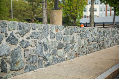 Téléchargez les photos : La beauté robuste de la texture du mur de pierre révèle la force et l'histoire. Un symbole de résilience, d'authenticité et de passage du temps gravé dans chaque crevasse - en image libre de droit