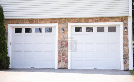 Téléchargez les photos : Garage à domicile américain : un symbole de l'espace personnel, le stockage, la sécurité, et l'incarnation de la culture automobile américaine et l'esprit bricolage - en image libre de droit